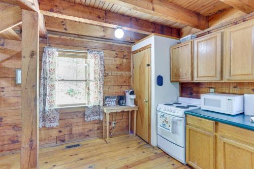 Comfy Taswell Cabin Rental - Community Amenities! in Taswell, USA