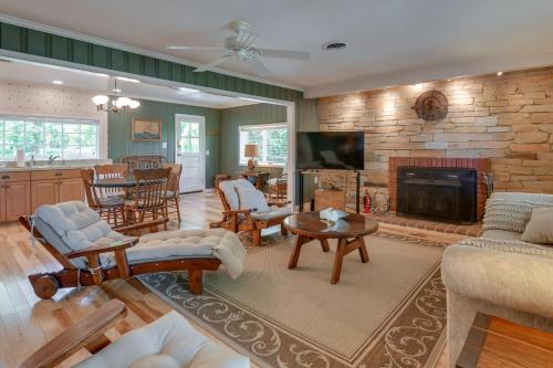 Waterfront Annapolis Cottage: Fire Pit & Pier in Whitehall Manor (MD)