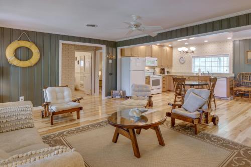 Waterfront Annapolis Cottage: Fire Pit & Pier in Whitehall Manor (MD)