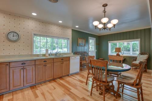 Waterfront Annapolis Cottage: Fire Pit & Pier in Whitehall Manor (MD)