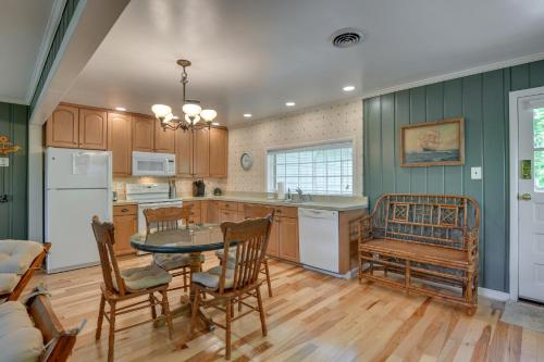 Waterfront Annapolis Cottage: Fire Pit & Pier in Whitehall Manor (MD)