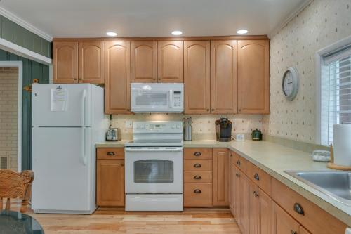 Waterfront Annapolis Cottage: Fire Pit & Pier in Whitehall Manor (MD)
