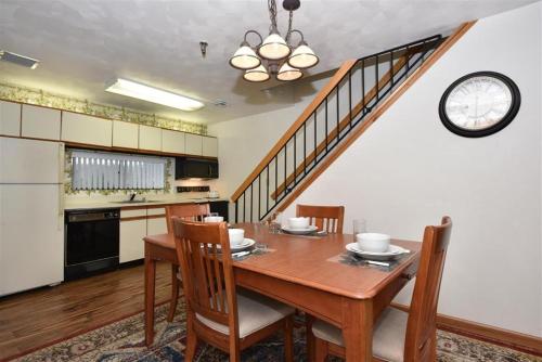 Seven Springs Stoneridge 3 Bedroom & Loft Standard Condo, walking distance to slopes! condo thumb 4