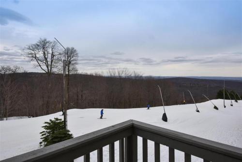 Seven Springs Stoneridge 3 Bedroom & Loft Standard Condo, walking distance to slopes! condo detail