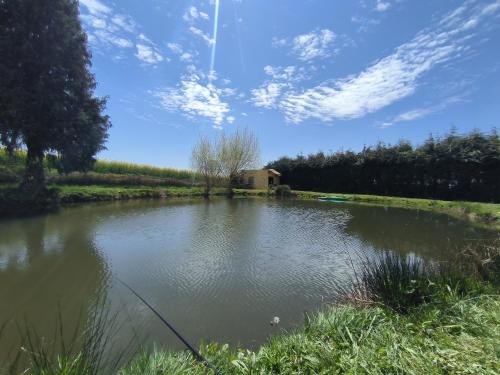 Maison avec étang privé - Location saisonnière - Lignières-Orgères