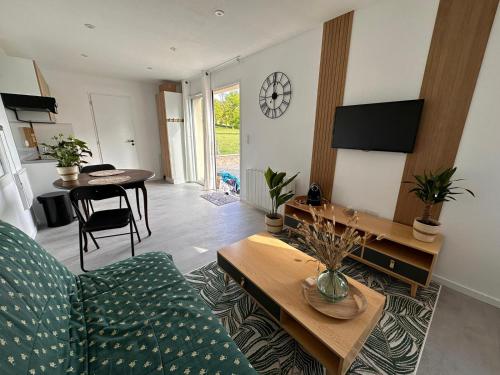 Tiny House moderne et son jardin prive - 5mn Roanne in Mably