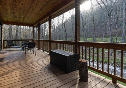 Rushing Creek Cabin - Secluded Mountain Cabin with Outdoor Fire Pit in Topton, USA