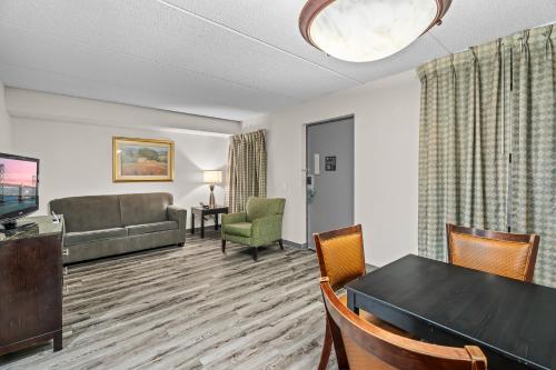 Quality Inn & Suites Mall Of America - Msp Airport