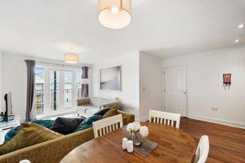 Luxnightzz - Clarendon Heights - Stylish Two-Bedroom Apartment