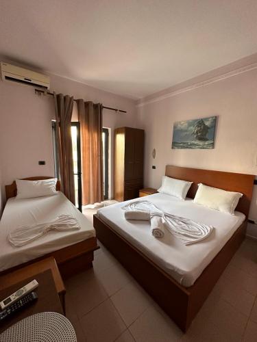 1 king bed, 1 twin bed
