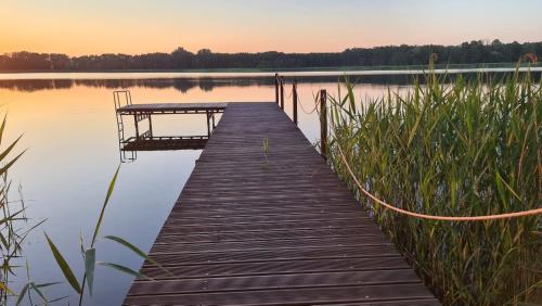 Siedlisko nr 2 nad jeziorem Skarlińskim, jezioro, mazury, domki letniskowe