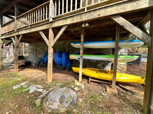 Log Cabin on the River w/Hot Tub in Todd, USA
