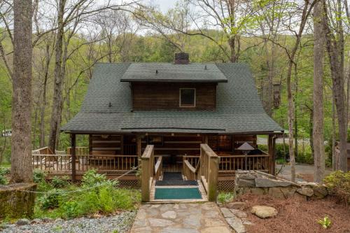 Log Cabin on the River w/Hot Tub in Todd, USA