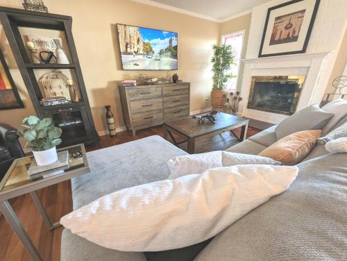 4 BR Encino Home w/ Amazing Yard, Near Everything in Encino, USA