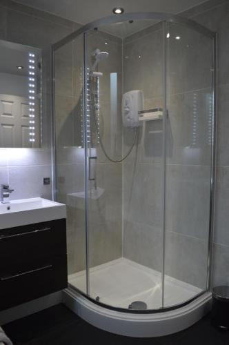 Shower, Library House - Now with Sky Sports HD near Istanbul Barbecue & Bistro Woolton