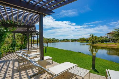 View, Steps to Puntarena Beach Club and Restaurants - Amazing Location - Sleeps 9 in El Chirú