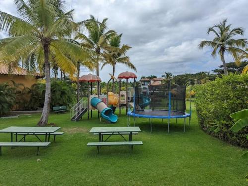 Playground, Steps to Puntarena Beach Club and Restaurants - Amazing Location - Sleeps 9 in El Chirú