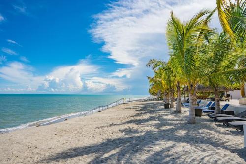 Beach, Steps to Puntarena Beach Club and Restaurants - Amazing Location - Sleeps 9 in El Chirú