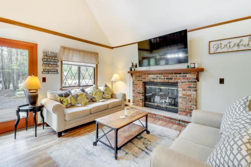 Poconos Vacation Rental 6 Mi to Lake Wallenpaupack in Lake Ariel, USA