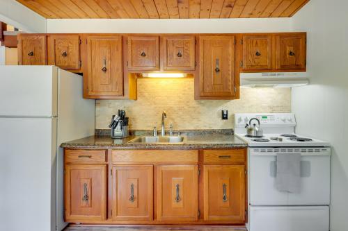 Poconos Vacation Rental 6 Mi to Lake Wallenpaupack in Lake Ariel, USA
