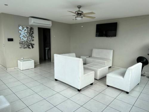 One-Bedroom Apartment image 4
