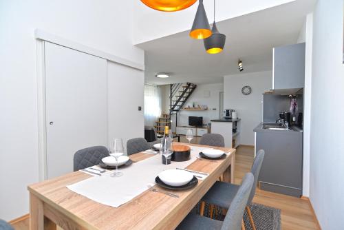 Two-Bedroom Apartment with Balcony and Sea View image 5