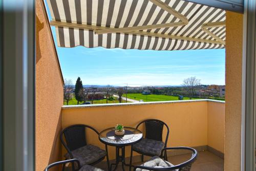 Two-Bedroom Apartment with Balcony and Sea View image 3
