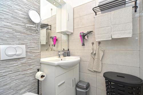 Two-Bedroom Apartment with Balcony and Sea View image 9