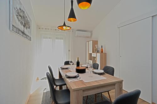 Two-Bedroom Apartment with Balcony and Sea View image 4