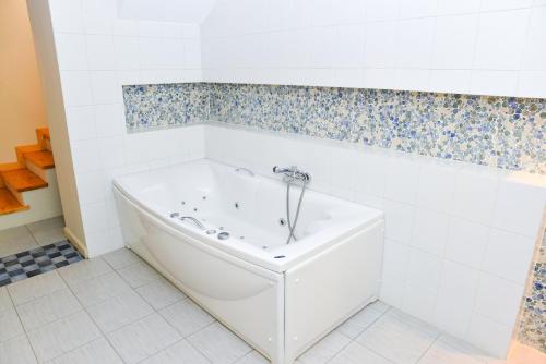 อ่างแช่น้ำร้อน, Ryalos Villas in อาโน เวอร์กา