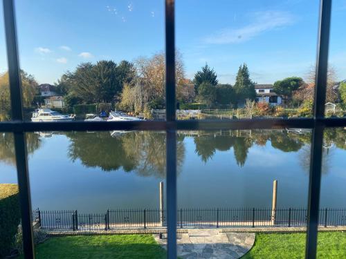 Riverside 4 Bedroom House Wraysbury Staines