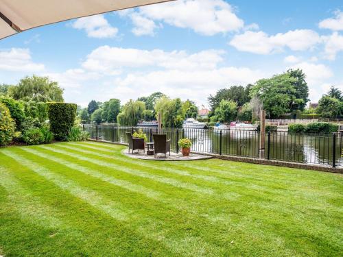 Riverside 4 Bedroom House Wraysbury Staines photo 1