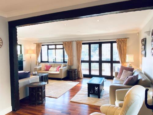 Riverside 4 Bedroom House Wraysbury Staines photo 2
