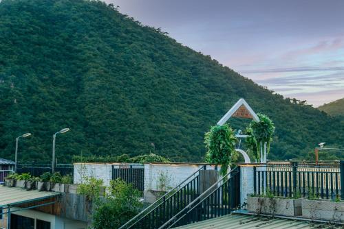 Garden hotel under the great wall