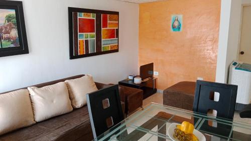 ห้องส่วนกลางสำหรับนั่งเล่น/ดูทีวี, Alojamiento cómodo en una ubicación maravillosa! (Alojamiento comodo en una ubicacion maravillosa!) in อูร์บานิซาซิออนเลาเรเลส