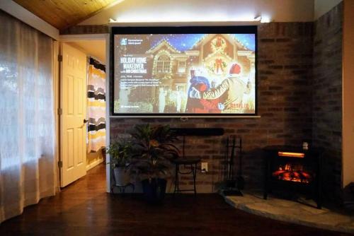 Cozy Home with Big Yard - Full Kitchen-More Than a Hotel Stay!
