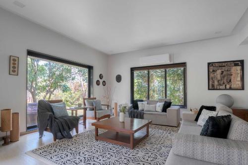 The Leaf by StayVista - An enchanting escape offering a pool, terrace, lush lawn, contemporary interiors, and indoor games, Alibag (zdjęcie 10)