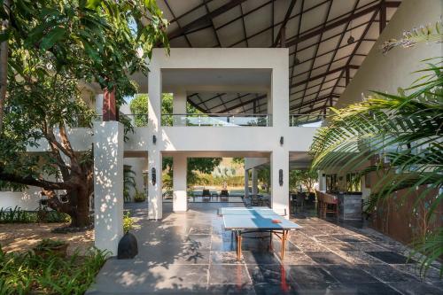 The Leaf by StayVista - An enchanting escape offering a pool, terrace, lush lawn, contemporary interiors, and indoor games, Alibag (zdjęcie 5)