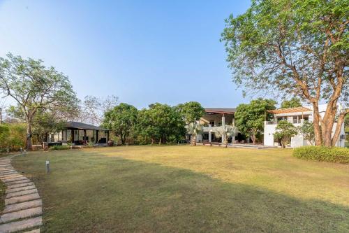 The Leaf by StayVista - An enchanting escape offering a pool, terrace, lush lawn, contemporary interiors, and indoor games, Alibag (zdjęcie 9)