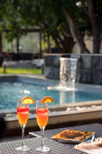 The Leaf by StayVista - An enchanting escape offering a pool, terrace, lush lawn, contemporary interiors, and indoor games, Alibag (zdjęcie 7)