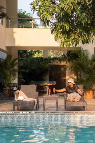 The Leaf by StayVista - An enchanting escape offering a pool, terrace, lush lawn, contemporary interiors, and indoor games, Alibag (zdjęcie 8)