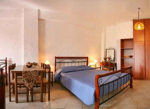 1 double bed, 1 twin bed