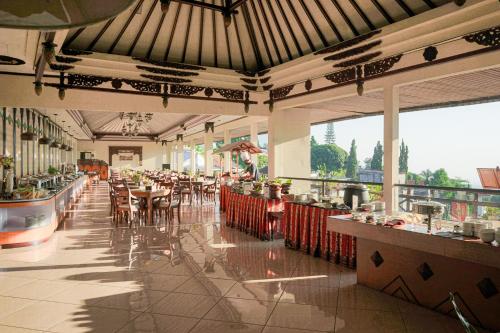 Restaurant, Royal Tretes View Hotel & Convention in Trawas