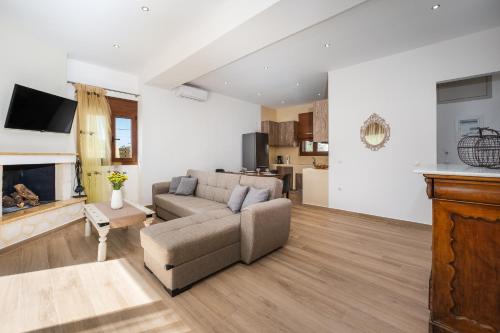 Villa Estrella with Heated pool 4