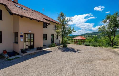 Amazing Apartment In Rakovica With Outdoor Swimming Pool