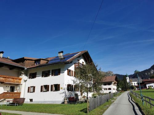 Rosa´s Ferienhaus Ferienwohnung Aggenstein, Pension in Grän