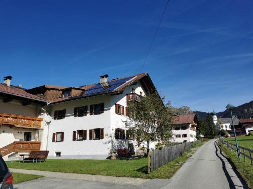 Rosa´s Ferienhaus Ferienwohnung Rote Flueh, Pension in Grän