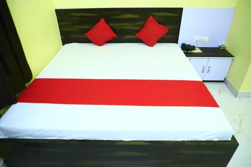 1 king bed, 2 futon beds
