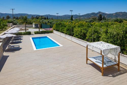 Queen Electra with pool and tennis court