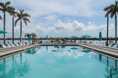 Palm Bay Club 7th-Floor Oceanfront Condo on Private Beach - image 5